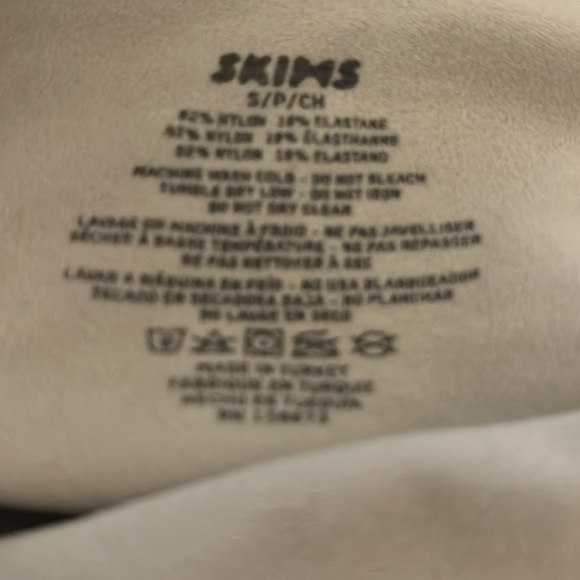 - SKIMS Sculpting short mid thigh New clay - Picture 4 of 6